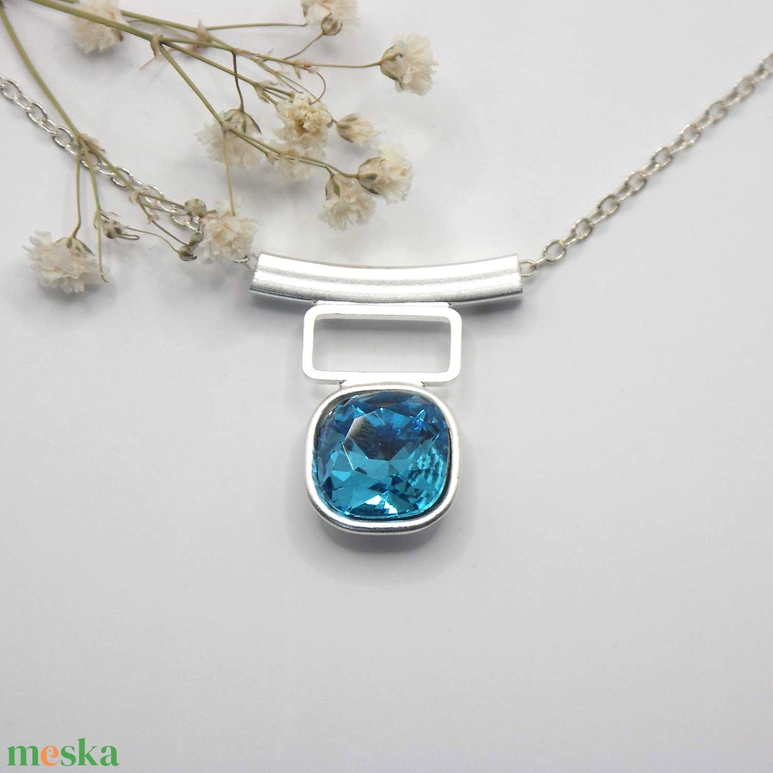 Swarovski kristályos nyaklánc, egyedi készítésú, különleges négyszög formájú medállal, választható színű kristállyal - ékszer - nyaklánc - medálos nyaklánc - Meska.hu Swarovski kristályos nyaklánc, egyedi készítésú, különleges négyszög formájú medállal, választható színű kristállyal - ékszer - nyaklánc - medálos nyaklánc - Meska.hu