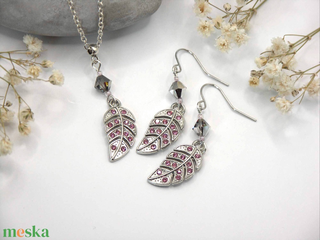 Swarovski gyöngyös és lila cirkóniás levelekből készült ezüst nyaklánc és fülbevaló szett - Velvetine - ékszer - ékszerszett - Meska.hu Swarovski gyöngyös és lila cirkóniás levelekből készült ezüst nyaklánc és fülbevaló szett - Velvetine - ékszer - ékszerszett - Meska.hu