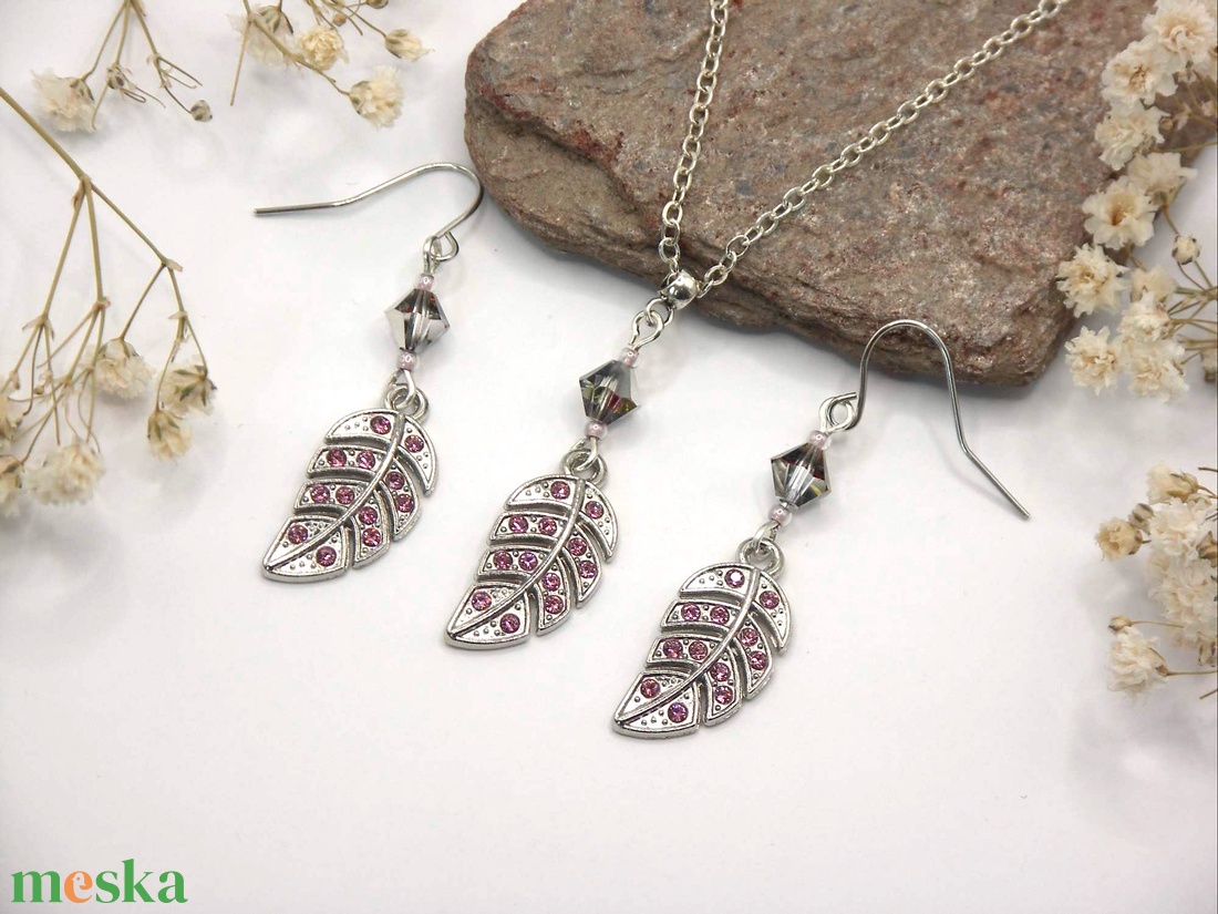 Swarovski gyöngyös és lila cirkóniás levelekből készült ezüst nyaklánc és fülbevaló szett - Velvetine - ékszer - ékszerszett - Meska.hu Swarovski gyöngyös és lila cirkóniás levelekből készült ezüst nyaklánc és fülbevaló szett - Velvetine - ékszer - ékszerszett - Meska.hu