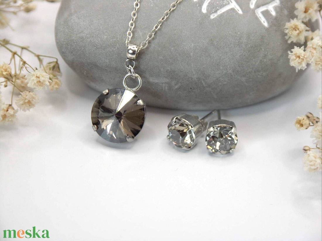 Kör alakú Swarovski kristályos ezüst nyaklánc és fülbevaló szett Csillagpor - ékszer - ékszerszett - Meska.hu Kör alakú Swarovski kristályos ezüst nyaklánc és fülbevaló szett Csillagpor - ékszer - ékszerszett - Meska.hu