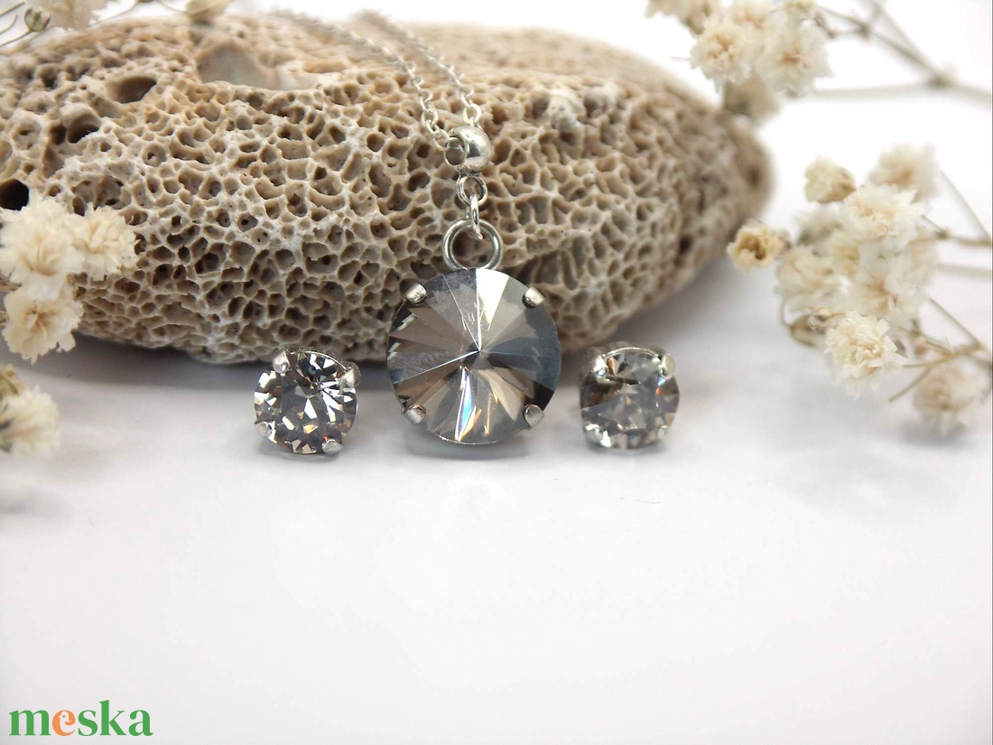 Kör alakú Swarovski kristályos ezüst nyaklánc és fülbevaló szett Csillagpor - ékszer - ékszerszett - Meska.hu Kör alakú Swarovski kristályos ezüst nyaklánc és fülbevaló szett Csillagpor - ékszer - ékszerszett - Meska.hu