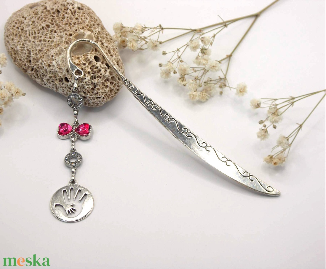 AJÁNDÉK csomagolás! Könyvjelző pink masnival, cirkóniás összekötővel, kezeket formázó függővel Mama - könyv & zene - könyvjelző - Meska.hu AJÁNDÉK csomagolás! Könyvjelző pink masnival, cirkóniás összekötővel, kezeket formázó függővel Mama - könyv & zene - könyvjelző - Meska.hu