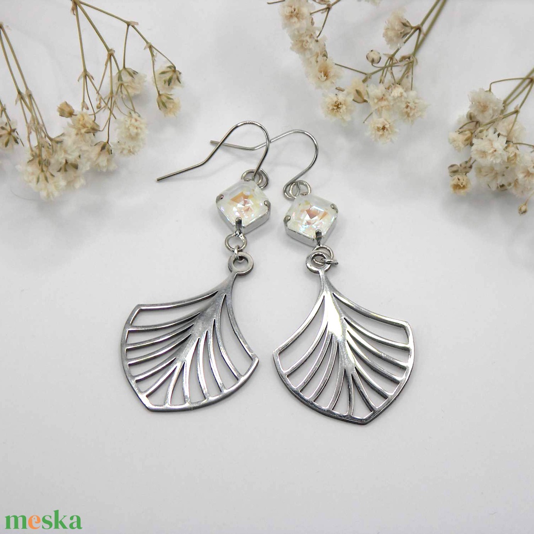 Tejfehér színű Swarovski kristállyal és legyező alakú függővel készült fülbevaló - ékszer - fülbevaló - lógó fülbevaló - Meska.hu Tejfehér színű Swarovski kristállyal és legyező alakú függővel készült fülbevaló - ékszer - fülbevaló - lógó fülbevaló - Meska.hu