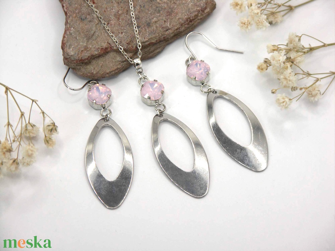 Ékszerszett halvány rózsaszín Swarovski kristályokkal, ovális nemesacél függővel - ékszer - ékszerszett - Meska.hu Ékszerszett halvány rózsaszín Swarovski kristályokkal, ovális nemesacél függővel - ékszer - ékszerszett - Meska.hu