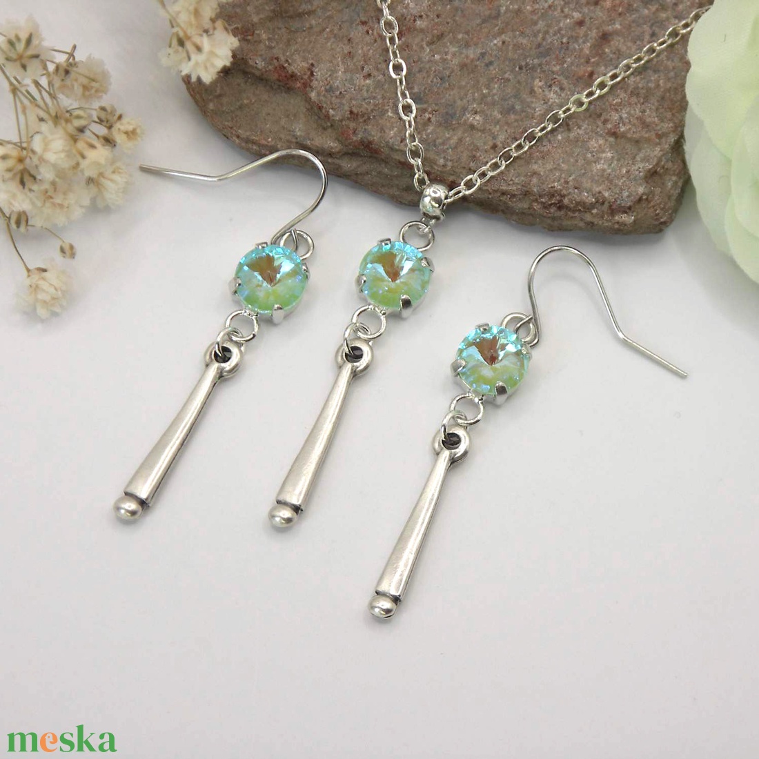 Ékszerszett türkizbe hajló, élénk világoszöld Swarovski kristályokkal, hosszúkás függővel - ékszer - ékszerszett - Meska.hu Ékszerszett türkizbe hajló, élénk világoszöld Swarovski kristályokkal, hosszúkás függővel - ékszer - ékszerszett - Meska.hu