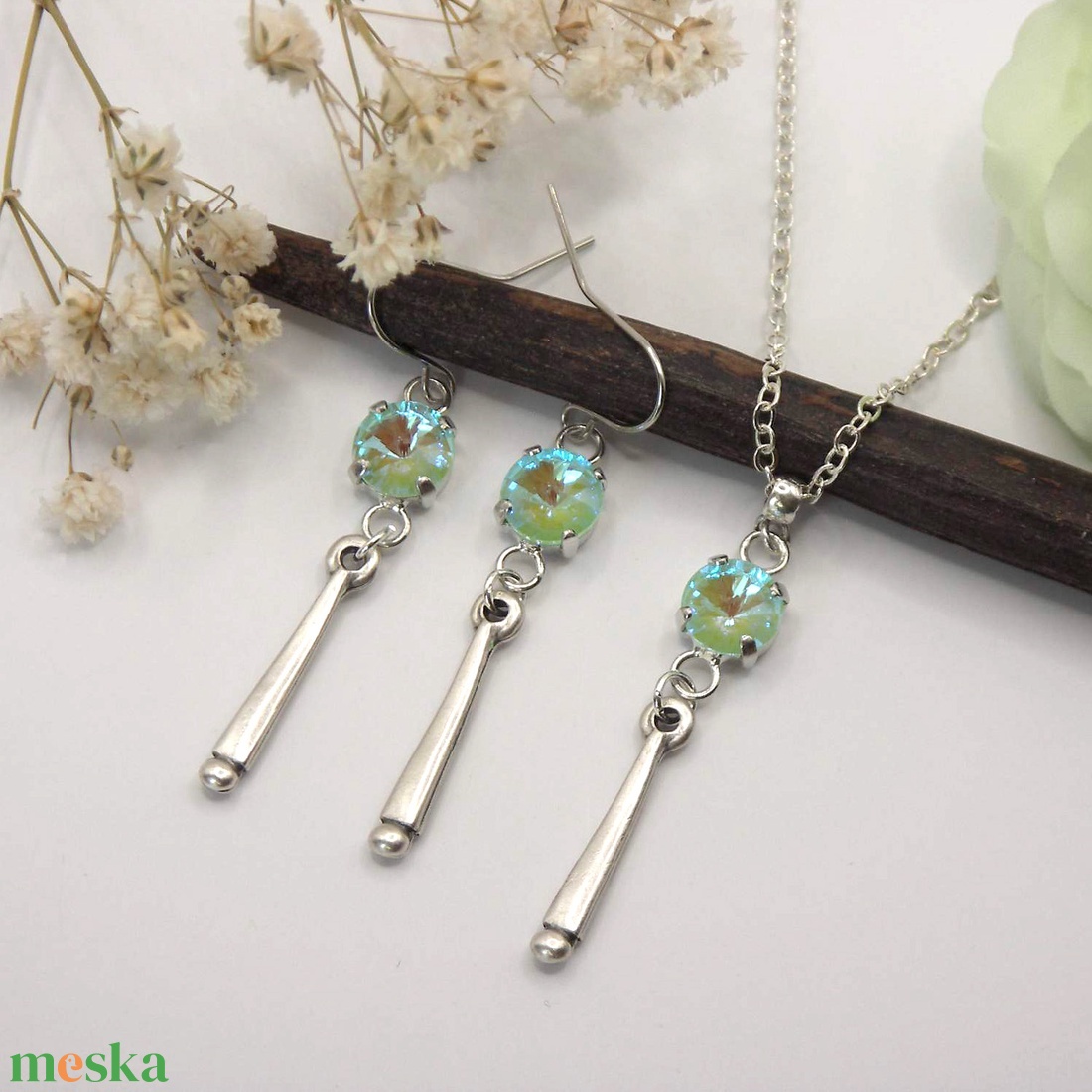 Ékszerszett türkizbe hajló, élénk világoszöld Swarovski kristályokkal, hosszúkás függővel - ékszer - ékszerszett - Meska.hu Ékszerszett türkizbe hajló, élénk világoszöld Swarovski kristályokkal, hosszúkás függővel - ékszer - ékszerszett - Meska.hu