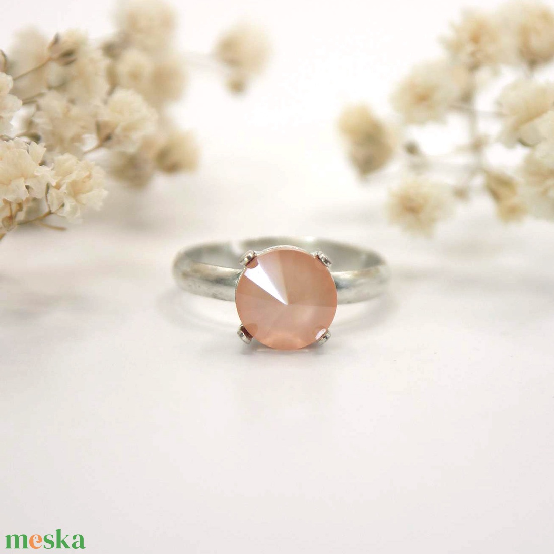 Swarovski kristályos egyköves gyűrű 8 mm-es, Rivoli csiszolású kristállyal Választható színben - ékszer - gyűrű - kerek gyűrű - Meska.hu Swarovski kristályos egyköves gyűrű 8 mm-es, Rivoli csiszolású kristállyal Választható színben - ékszer - gyűrű - kerek gyűrű - Meska.hu