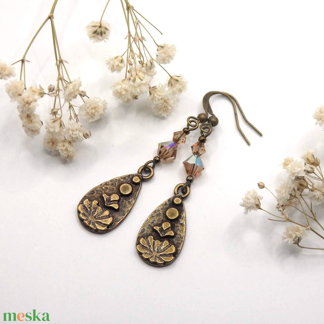 Borostyán színű Swarovski gyönggyel és lótuszmintás, csepp alakú függővel készült fülbevaló - ékszer - fülbevaló - lógó fülbevaló - Meska.hu Borostyán színű Swarovski gyönggyel és lótuszmintás, csepp alakú függővel készült fülbevaló - ékszer - fülbevaló - lógó fülbevaló - Meska.hu