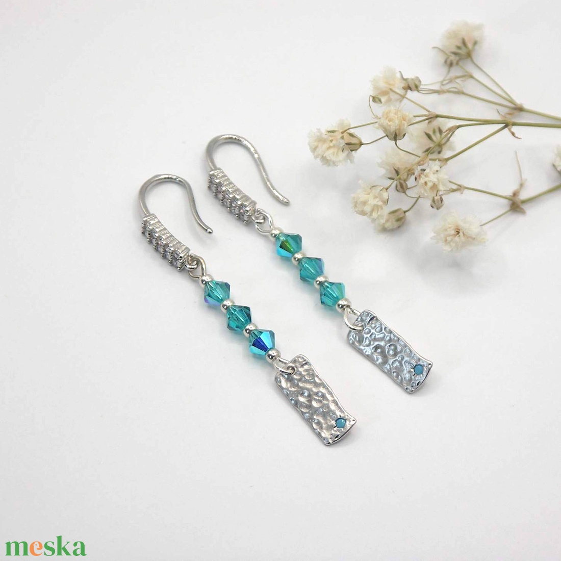 Lagúnakék színű Swarovski gyöngyös fülbevaló apró, téglalap alakú függővel - ékszer - fülbevaló - lógó fülbevaló - Meska.hu