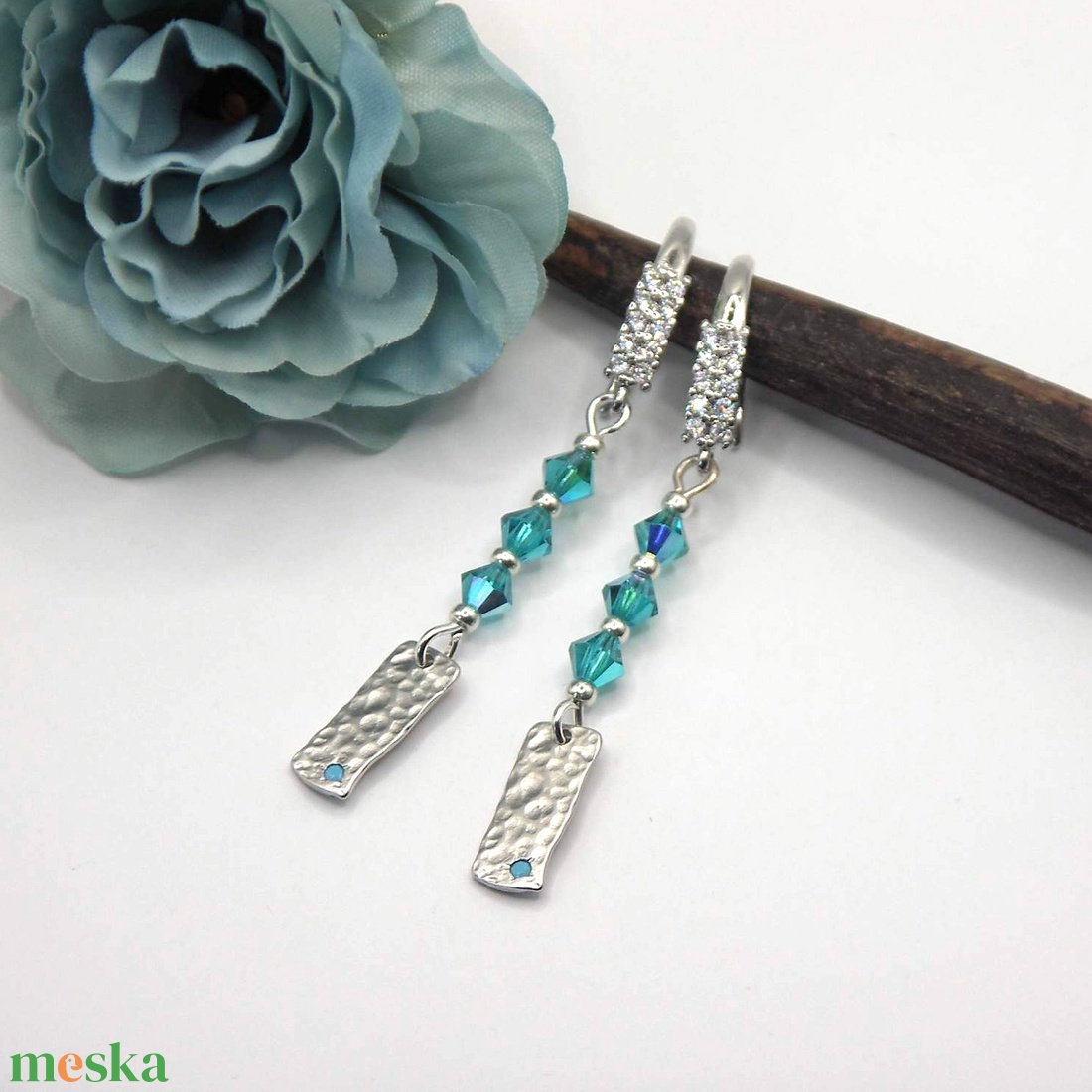 Lagúnakék színű Swarovski gyöngyös fülbevaló apró, téglalap alakú függővel - ékszer - fülbevaló - lógó fülbevaló - Meska.hu