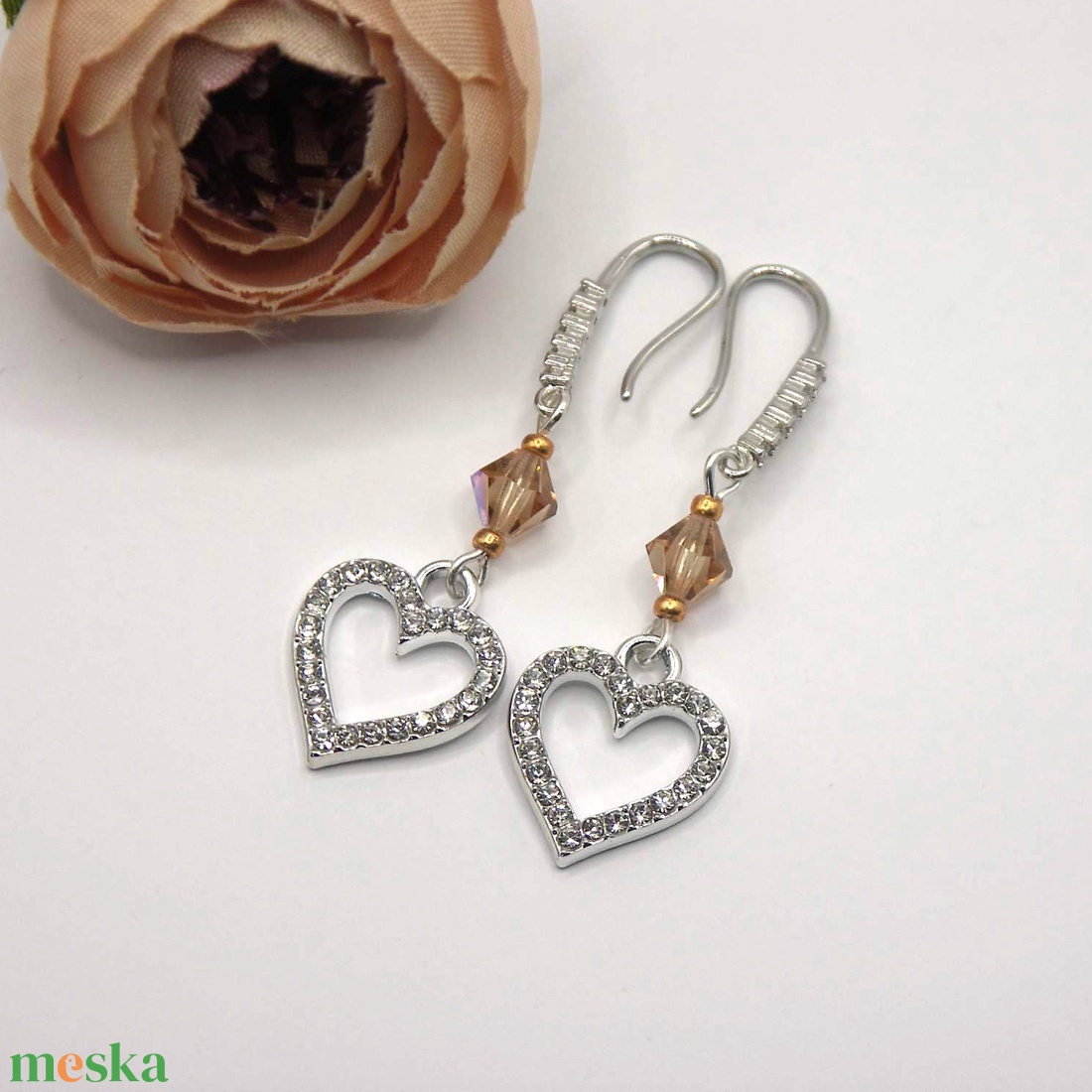 Borostyán színű Swarovski gyönggyel és cirkóniaköves szív függővel készült fülbevaló - Méz - ékszer - fülbevaló - lógó fülbevaló - Meska.hu Borostyán színű Swarovski gyönggyel és cirkóniaköves szív függővel készült fülbevaló - Méz - ékszer - fülbevaló - lógó fülbevaló - Meska.hu
