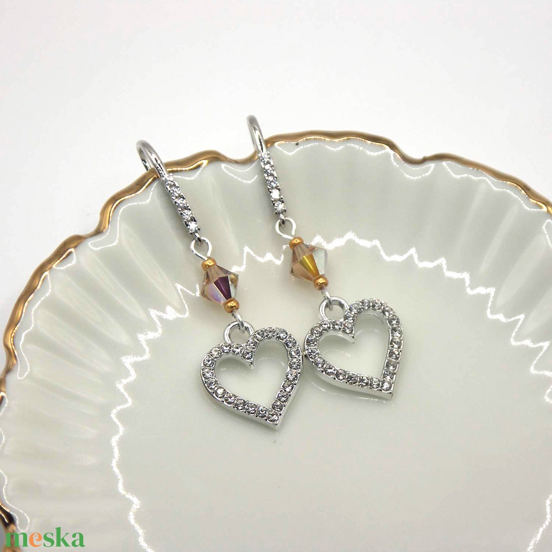 Borostyán színű Swarovski gyönggyel és cirkóniaköves szív függővel készült fülbevaló - Méz - ékszer - fülbevaló - lógó fülbevaló - Meska.hu Borostyán színű Swarovski gyönggyel és cirkóniaköves szív függővel készült fülbevaló - Méz - ékszer - fülbevaló - lógó fülbevaló - Meska.hu