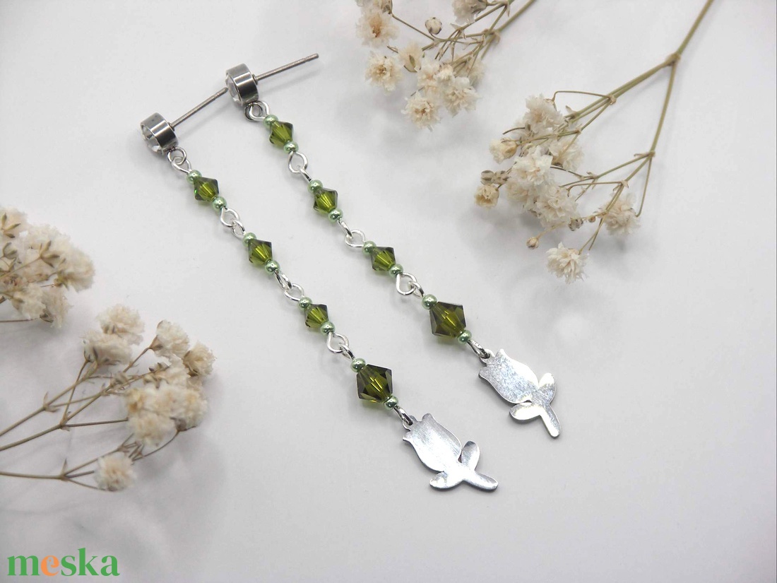 Olivazöld színű Swarovski gyöngyökkel és apró, nemesacél tulipán függővel készült fülbevaló - ékszer - fülbevaló - lógó fülbevaló - Meska.hu Olivazöld színű Swarovski gyöngyökkel és apró, nemesacél tulipán függővel készült fülbevaló - ékszer - fülbevaló - lógó fülbevaló - Meska.hu