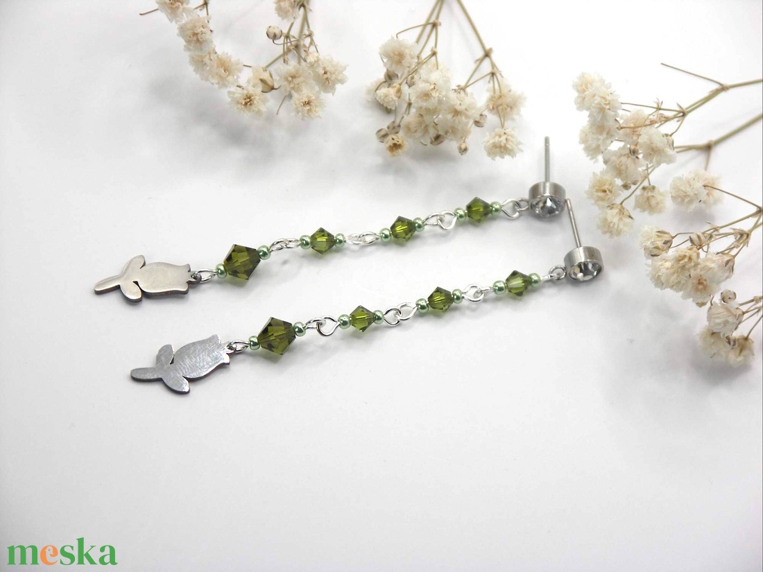 Olivazöld színű Swarovski gyöngyökkel és apró, nemesacél tulipán függővel készült fülbevaló - ékszer - fülbevaló - lógó fülbevaló - Meska.hu Olivazöld színű Swarovski gyöngyökkel és apró, nemesacél tulipán függővel készült fülbevaló - ékszer - fülbevaló - lógó fülbevaló - Meska.hu