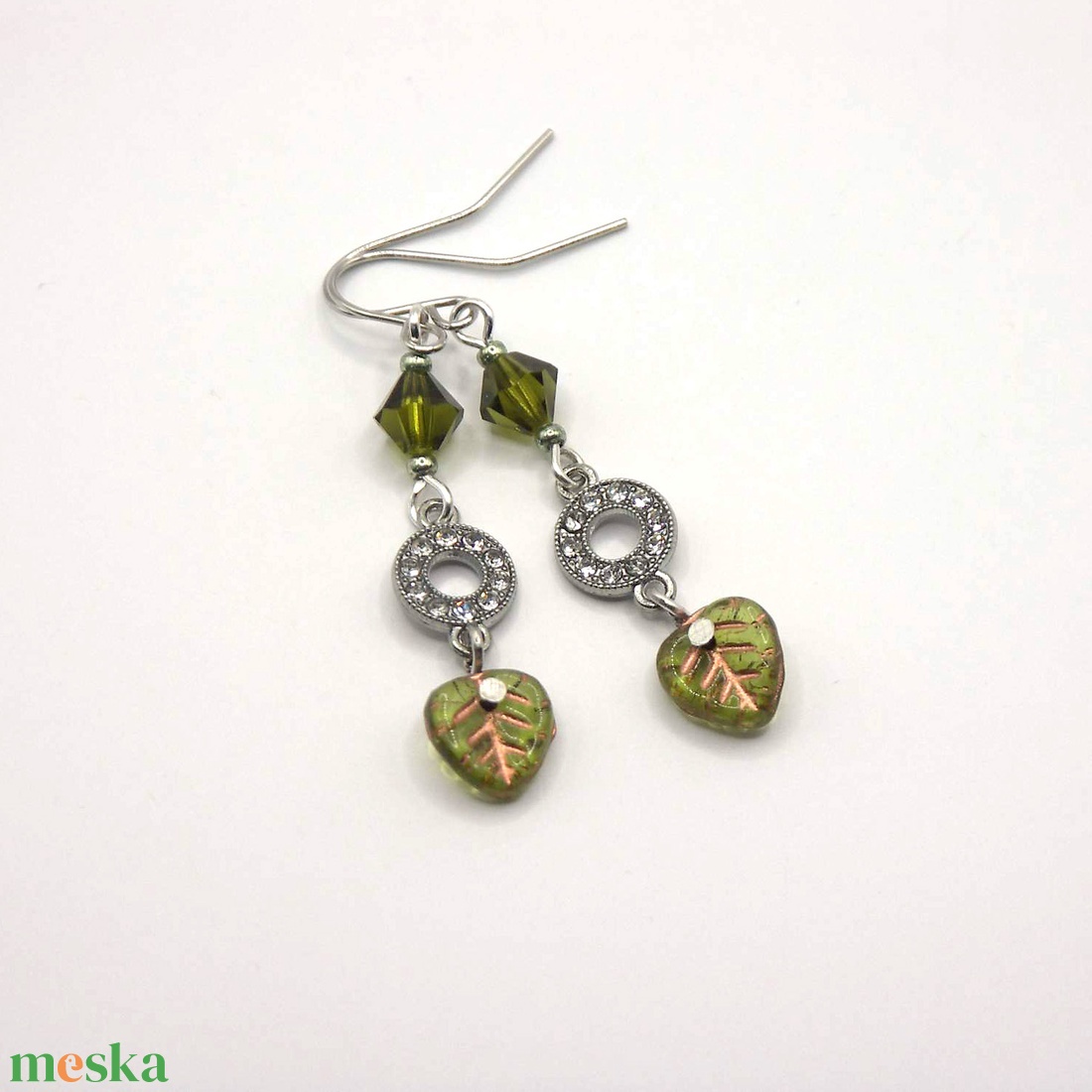 Olivazöld színű Swarovski gyöngyből és levélből készült fülbevaló - Olive - ékszer - fülbevaló - lógó fülbevaló - Meska.hu Olivazöld színű Swarovski gyöngyből és levélből készült fülbevaló - Olive - ékszer - fülbevaló - lógó fülbevaló - Meska.hu