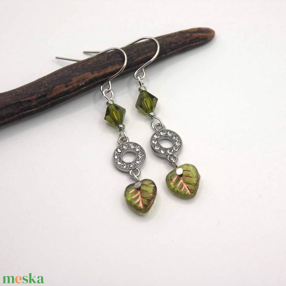 Olivazöld színű Swarovski gyöngyből és levélből készült fülbevaló - Olive - ékszer - fülbevaló - lógó fülbevaló - Meska.hu Olivazöld színű Swarovski gyöngyből és levélből készült fülbevaló - Olive - ékszer - fülbevaló - lógó fülbevaló - Meska.hu