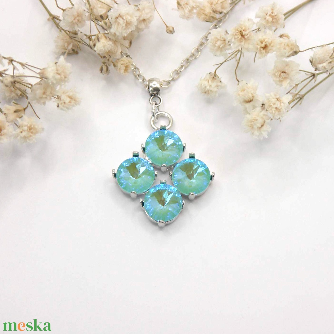 Ékszerszett zöldes-aquamarine színű Swarovski kristályokkal: medál, fülbevaló és gyűrű (díszdoboz csomagolással) - ékszer - ékszerszett - Meska.hu Ékszerszett zöldes-aquamarine színű Swarovski kristályokkal: medál, fülbevaló és gyűrű (díszdoboz csomagolással) - ékszer - ékszerszett - Meska.hu