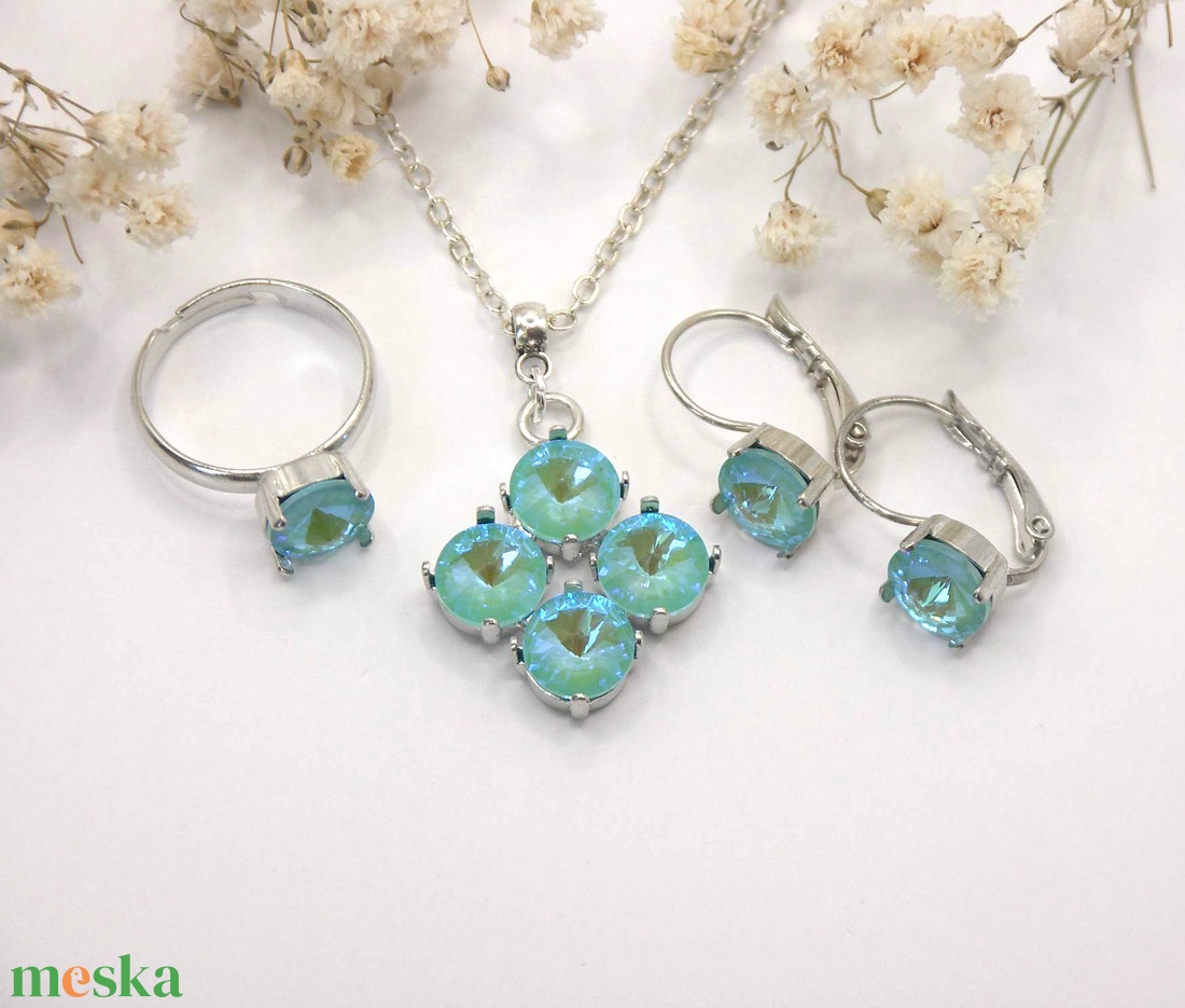 Ékszerszett zöldes-aquamarine színű Swarovski kristályokkal: medál, fülbevaló és gyűrű (díszdoboz csomagolással) - ékszer - ékszerszett - Meska.hu Ékszerszett zöldes-aquamarine színű Swarovski kristályokkal: medál, fülbevaló és gyűrű (díszdoboz csomagolással) - ékszer - ékszerszett - Meska.hu