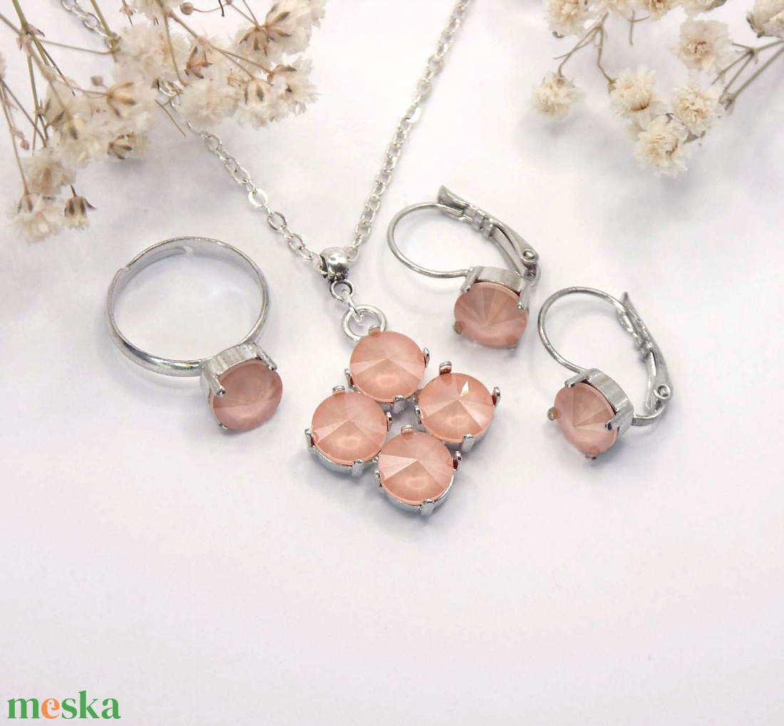 Ékszerszett púderes-barack színű Swarovski kristályokkal: medál, fülbevaló és gyűrű (díszdoboz csomagolással) - ékszer - ékszerszett - Meska.hu Ékszerszett púderes-barack színű Swarovski kristályokkal: medál, fülbevaló és gyűrű (díszdoboz csomagolással) - ékszer - ékszerszett - Meska.hu