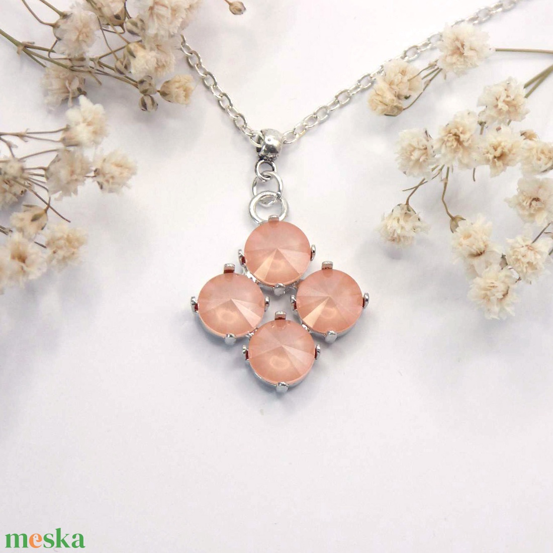 Ékszerszett púderes-barack színű Swarovski kristályokkal: medál, fülbevaló és gyűrű (díszdoboz csomagolással) - ékszer - ékszerszett - Meska.hu Ékszerszett púderes-barack színű Swarovski kristályokkal: medál, fülbevaló és gyűrű (díszdoboz csomagolással) - ékszer - ékszerszett - Meska.hu