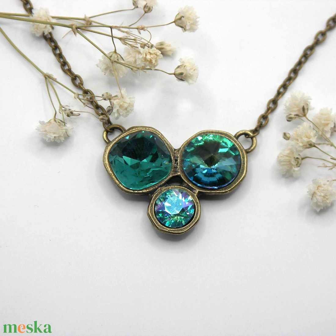 Zöldes-kékes, Swarovski kristályokkal díszített, egyedi készítésú medál láncon, antik bronz színben - ékszer - nyaklánc - medálos nyaklánc - Meska.hu