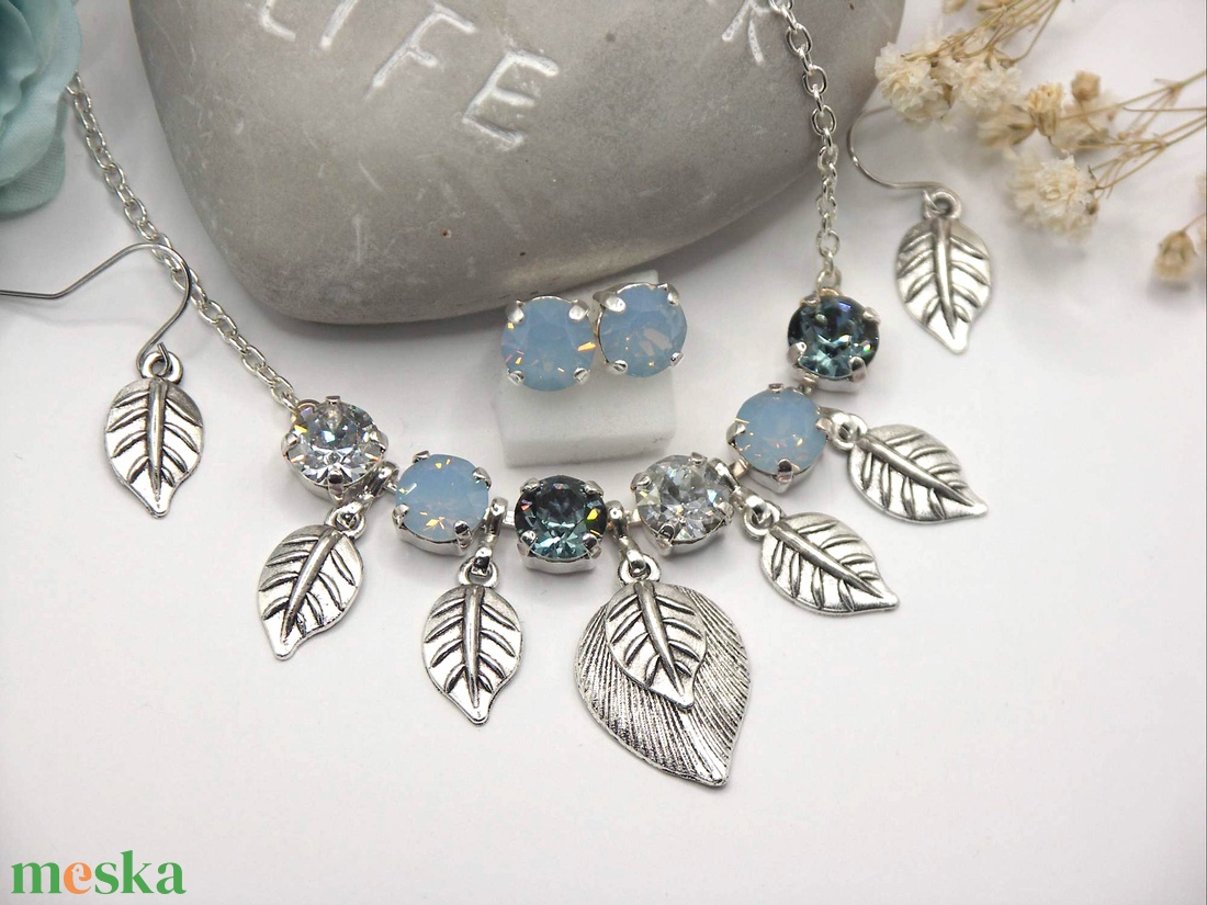 Többféle kék árnyalatú Swarovski kristályokkal készült nyaklánc és fülbevaló szett (2 pár fülbevalóval) - Kékes árnyak - ékszer - ékszerszett - Meska.hu Többféle kék árnyalatú Swarovski kristályokkal készült nyaklánc és fülbevaló szett (2 pár fülbevalóval) - Kékes árnyak - ékszer - ékszerszett - Meska.hu