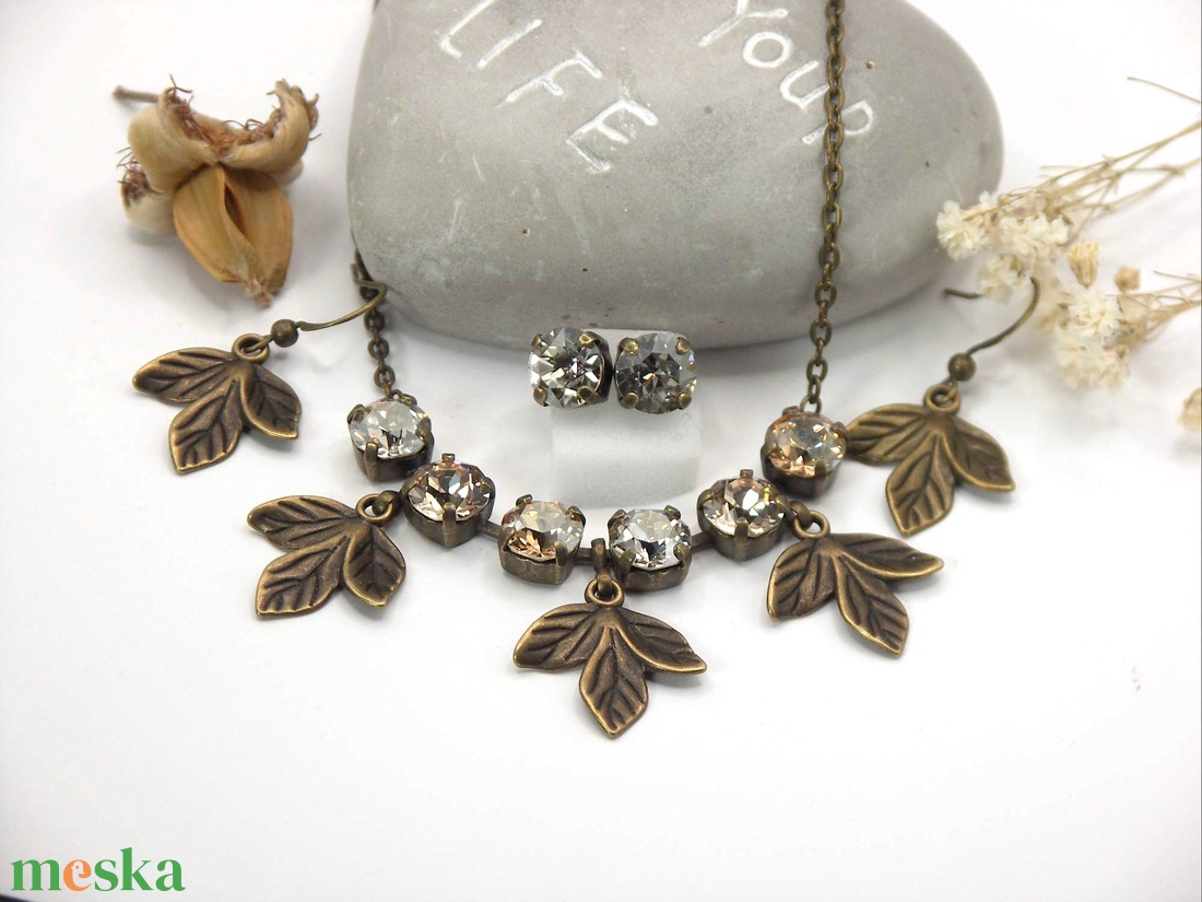 Ezüstös-barnás színű Swarovski kristályokkal készült antik bronz nyaklánc és fülbevaló (2 pár) szett - Hamvas csillogás - ékszer - ékszerszett - Meska.hu Ezüstös-barnás színű Swarovski kristályokkal készült antik bronz nyaklánc és fülbevaló (2 pár) szett - Hamvas csillogás - ékszer - ékszerszett - Meska.hu