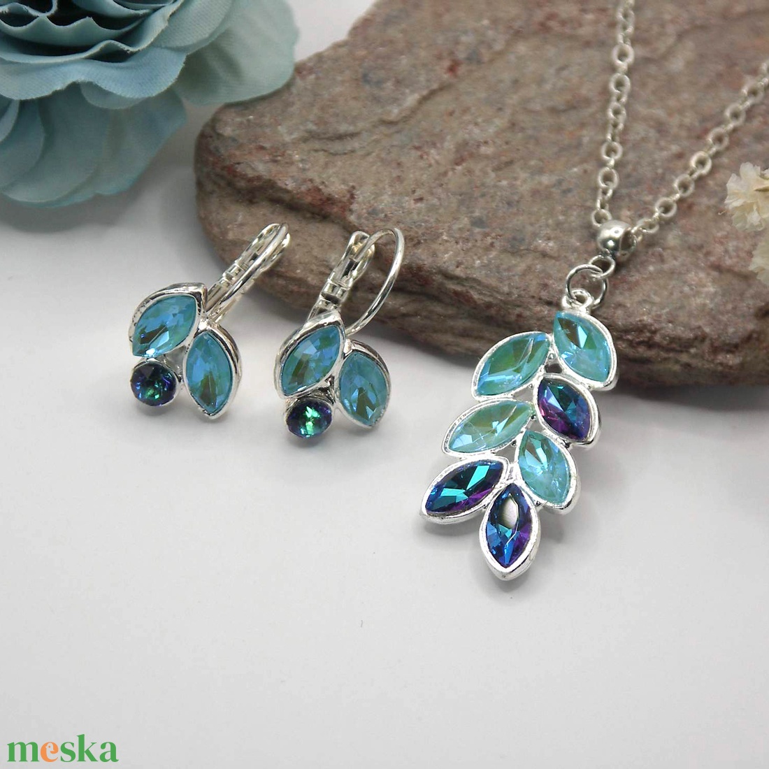 Tengerkék Swarovski kristályos, egyedi készítésú medál és fülbevaló szett Nyári fények - ékszer - ékszerszett - Meska.hu Tengerkék Swarovski kristályos, egyedi készítésú medál és fülbevaló szett Nyári fények - ékszer - ékszerszett - Meska.hu