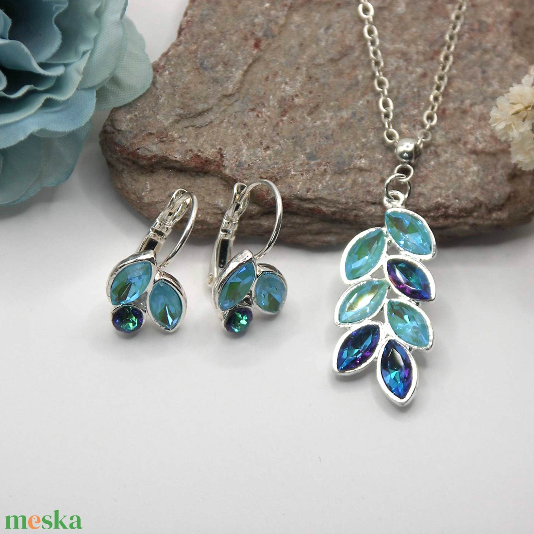 Tengerkék Swarovski kristályos, egyedi készítésú medál és fülbevaló szett Nyári fények - ékszer - ékszerszett - Meska.hu Tengerkék Swarovski kristályos, egyedi készítésú medál és fülbevaló szett Nyári fények - ékszer - ékszerszett - Meska.hu