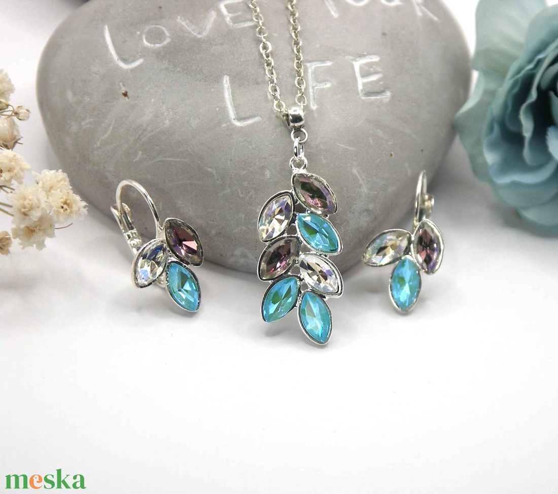 Kékes-zöldes-áttetsző Swarovski kristályos, egyedi készítésú medál és fülbevaló szett Levelek - ékszer - ékszerszett - Meska.hu Kékes-zöldes-áttetsző Swarovski kristályos, egyedi készítésú medál és fülbevaló szett Levelek - ékszer - ékszerszett - Meska.hu