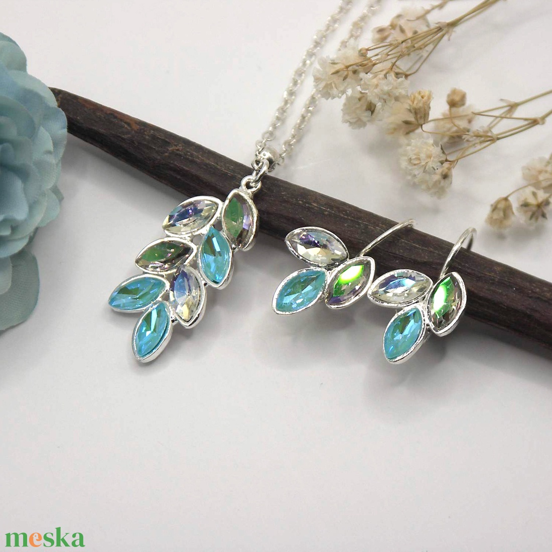 Kékes-zöldes-áttetsző Swarovski kristályos, egyedi készítésú medál és fülbevaló szett Levelek - ékszer - ékszerszett - Meska.hu Kékes-zöldes-áttetsző Swarovski kristályos, egyedi készítésú medál és fülbevaló szett Levelek - ékszer - ékszerszett - Meska.hu