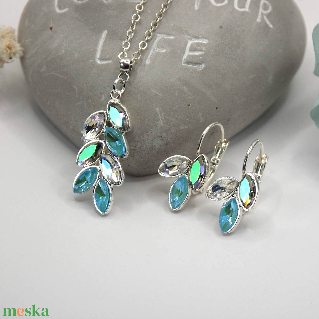Kékes-zöldes-áttetsző Swarovski kristályos, egyedi készítésú medál és fülbevaló szett Levelek - ékszer - ékszerszett - Meska.hu Kékes-zöldes-áttetsző Swarovski kristályos, egyedi készítésú medál és fülbevaló szett Levelek - ékszer - ékszerszett - Meska.hu