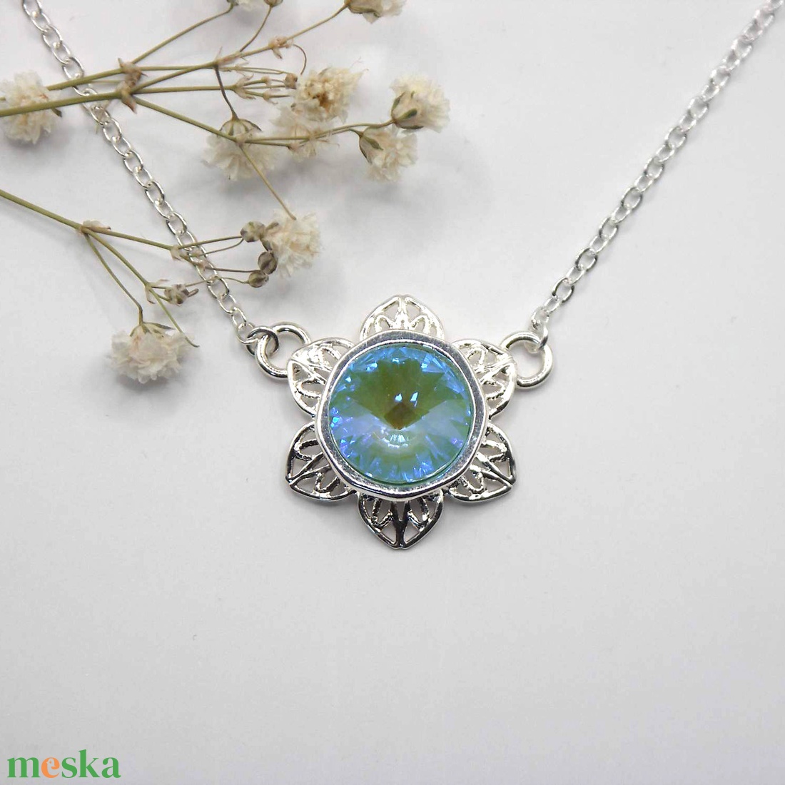 Swarovski kristályos nyaklánc, egyedi készítésú, virág formájú medállal, választható színű kristállyal - ékszer - nyaklánc - medálos nyaklánc - Meska.hu Swarovski kristályos nyaklánc, egyedi készítésú, virág formájú medállal, választható színű kristállyal - ékszer - nyaklánc - medálos nyaklánc - Meska.hu