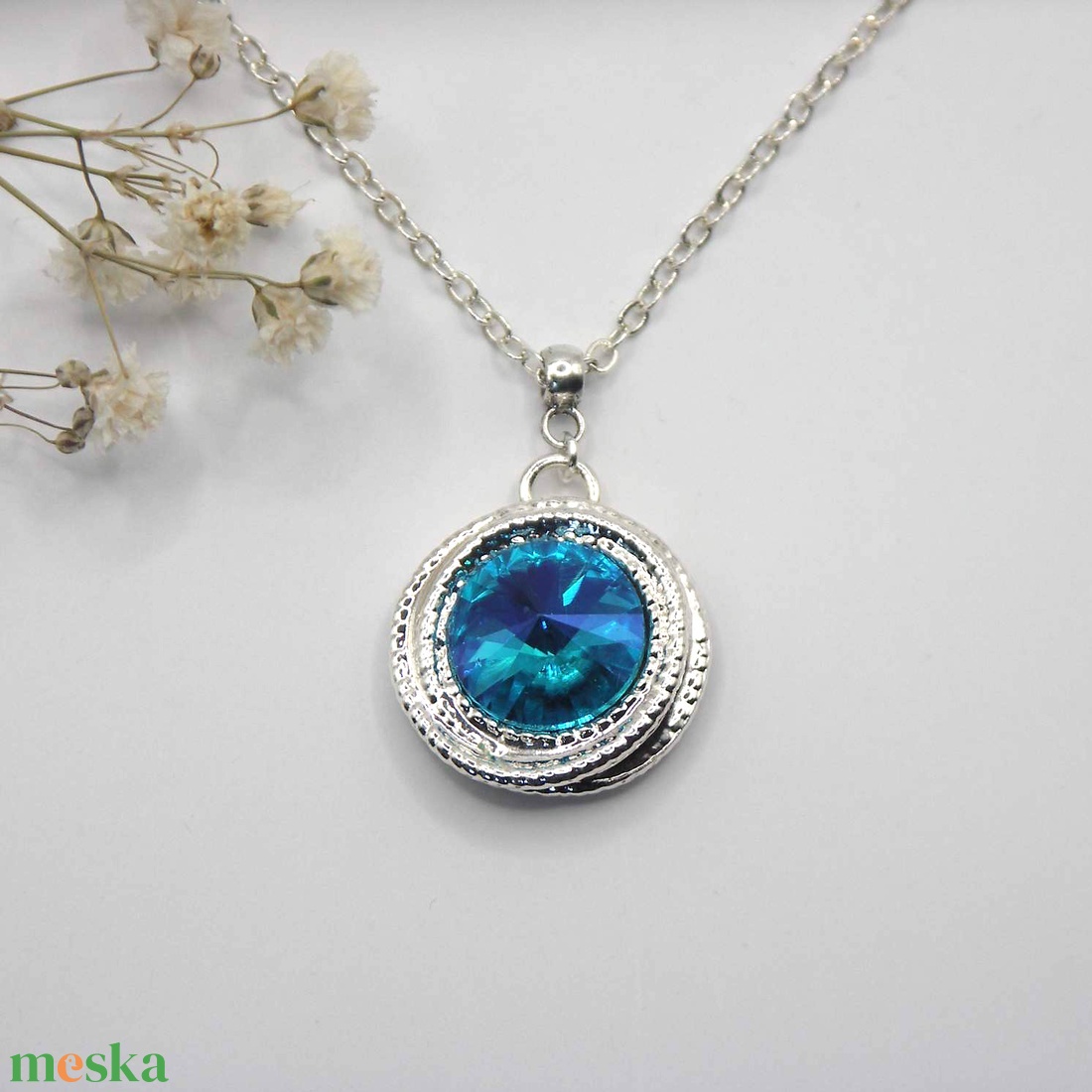 Swarovski kristályos nyaklánc, egyedi készítésú, peremes medállal, választható színű kristállyal - ékszer - nyaklánc - medálos nyaklánc - Meska.hu