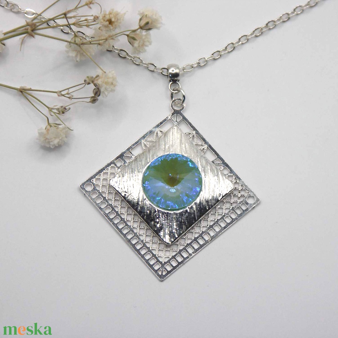 Swarovski kristályos nyaklánc, egyedi készítésú, négyszög formájú medállal, választható színű kristállyal - ékszer - nyaklánc - medálos nyaklánc - Meska.hu Swarovski kristályos nyaklánc, egyedi készítésú, négyszög formájú medállal, választható színű kristállyal - ékszer - nyaklánc - medálos nyaklánc - Meska.hu