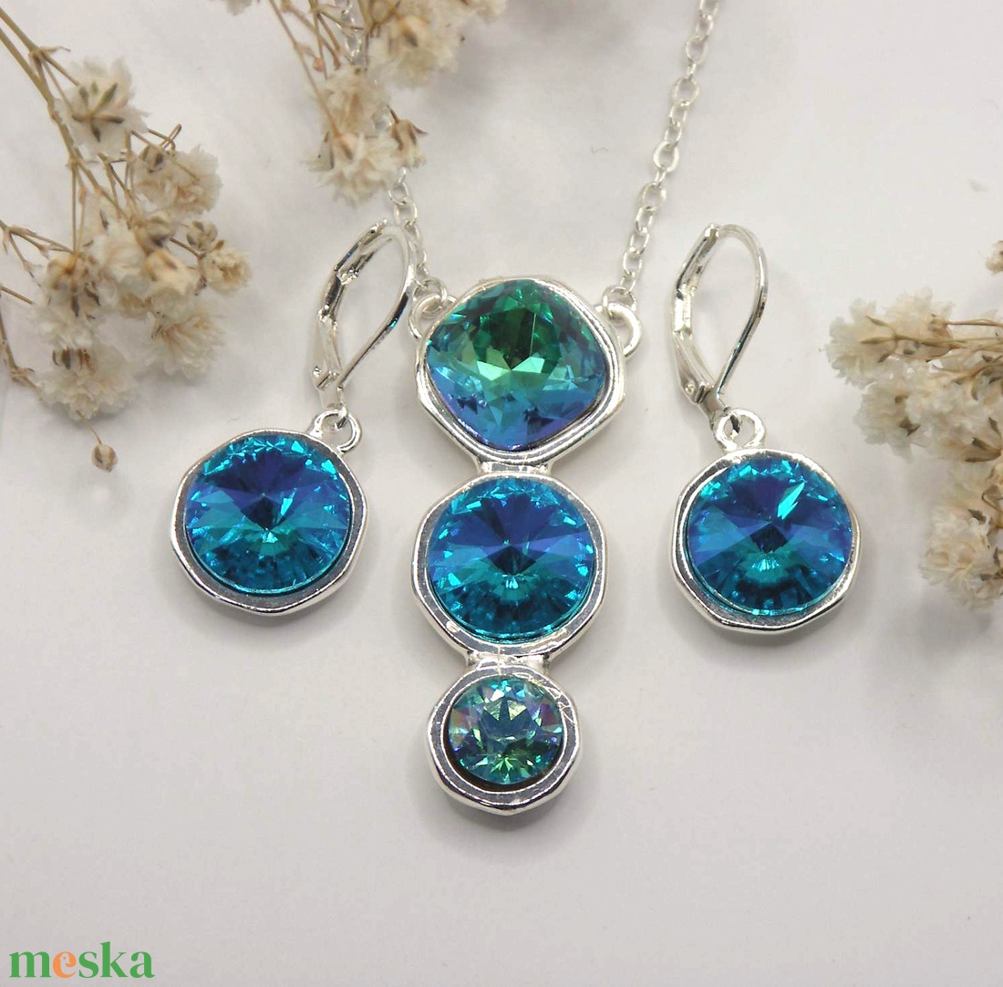 Kékes-zöldes, Swarovski kristályokkal díszített, egyedi készítésú medál láncon, ezüst színben - ékszer - ékszerszett - Meska.hu Kékes-zöldes, Swarovski kristályokkal díszített, egyedi készítésú medál láncon, ezüst színben - ékszer - ékszerszett - Meska.hu