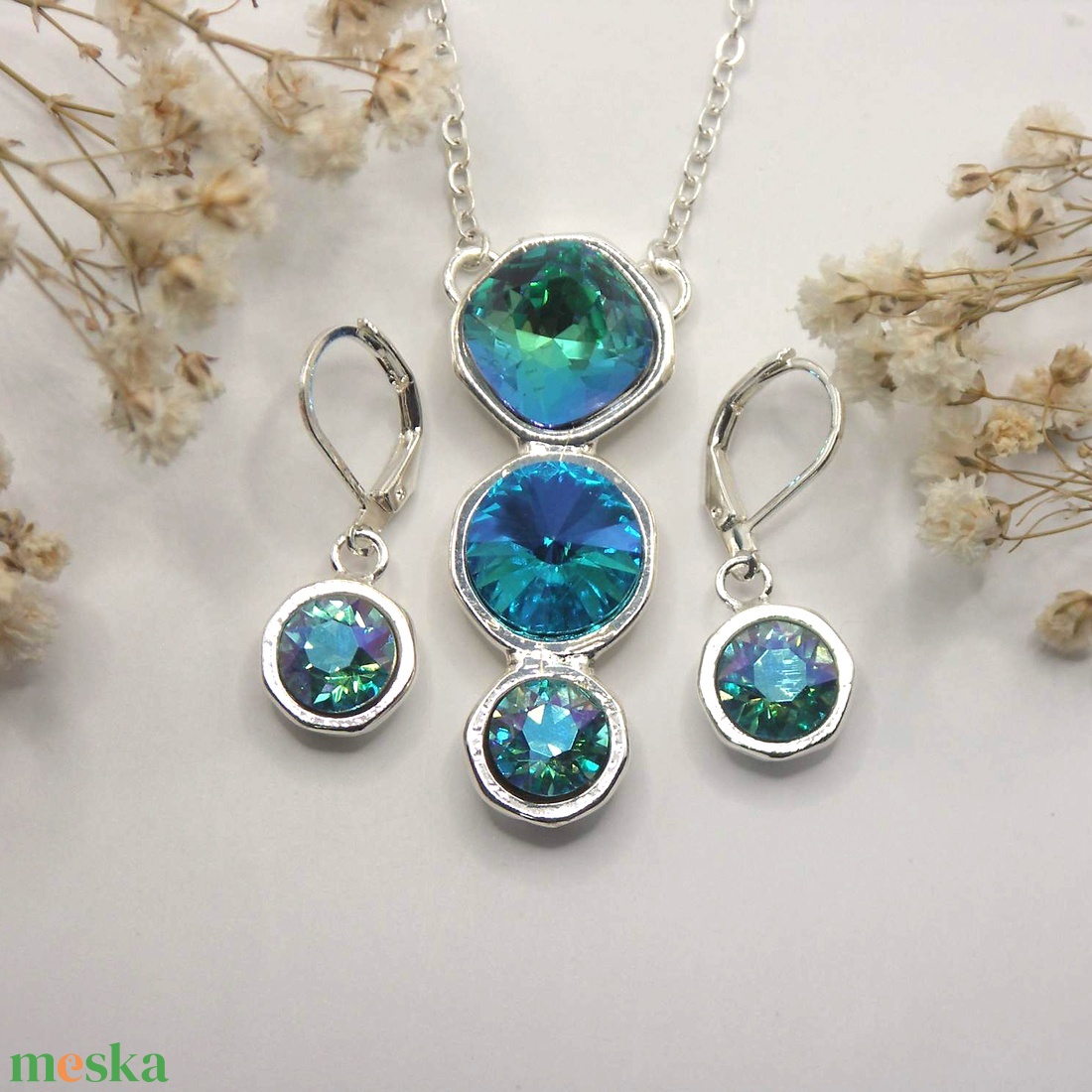 Kékes-zöldes, Swarovski kristályokkal díszített, egyedi készítésú medál láncon, ezüst színben - ékszer - ékszerszett - Meska.hu Kékes-zöldes, Swarovski kristályokkal díszített, egyedi készítésú medál láncon, ezüst színben - ékszer - ékszerszett - Meska.hu