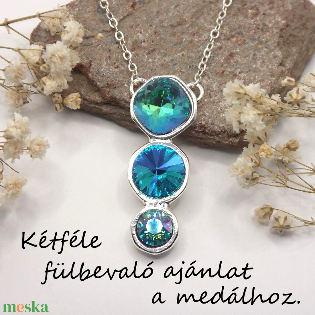 Kékes-zöldes, Swarovski kristályokkal díszített, egyedi készítésú medál láncon, ezüst színben - ékszer - ékszerszett - Meska.hu Kékes-zöldes, Swarovski kristályokkal díszített, egyedi készítésú medál láncon, ezüst színben - ékszer - ékszerszett - Meska.hu