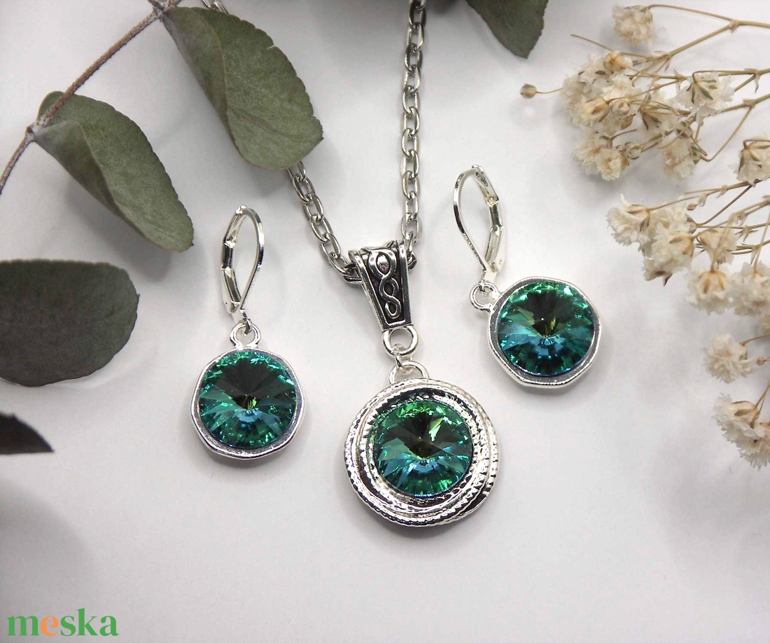 Zöld színű Swarovski kristályos, egyedi készítésű, medálos nyaklánc és fülbevaló szett - ékszer - ékszerszett - Meska.hu