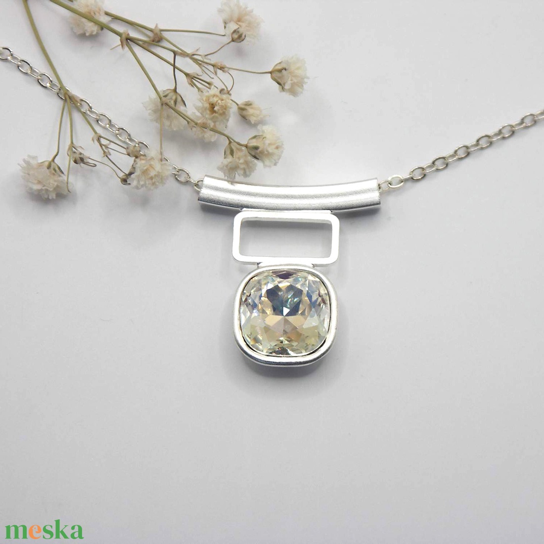 Swarovski kristályos nyaklánc, egyedi készítésú, különleges négyszög formájú medállal, választható színű kristállyal - ékszer - nyaklánc - medálos nyaklánc - Meska.hu Swarovski kristályos nyaklánc, egyedi készítésú, különleges négyszög formájú medállal, választható színű kristállyal - ékszer - nyaklánc - medálos nyaklánc - Meska.hu