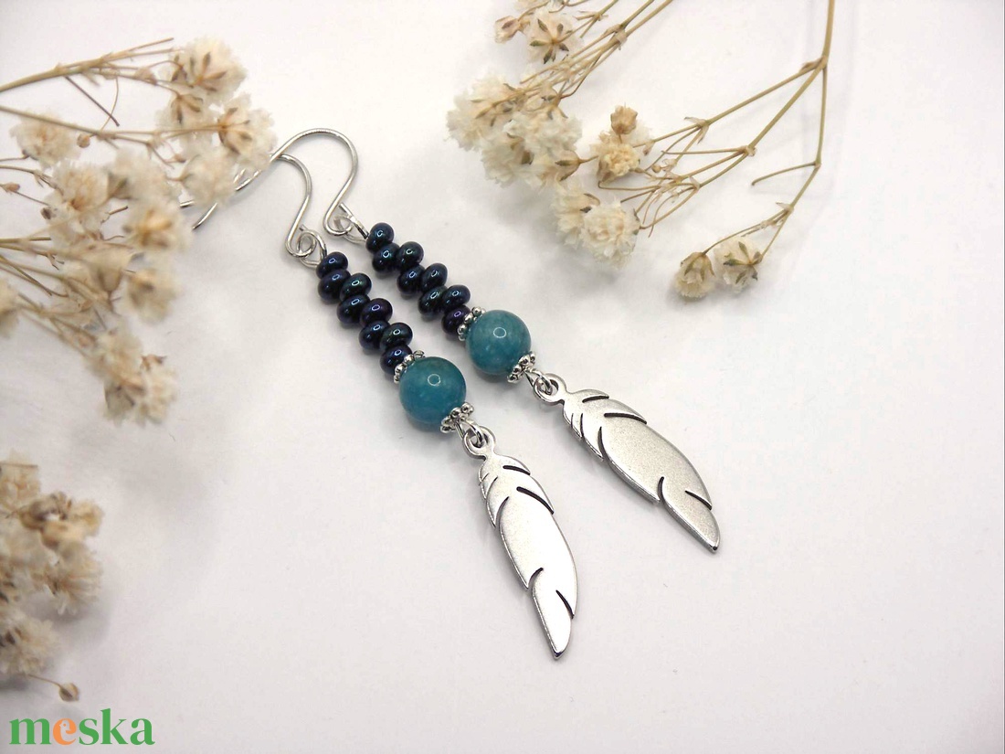 Fülbevaló apró, fényes, sötétkék színű, magatama gyöngyökből, nemesacél, toll alakú függővel - ékszer - fülbevaló - lógó fülbevaló - Meska.hu