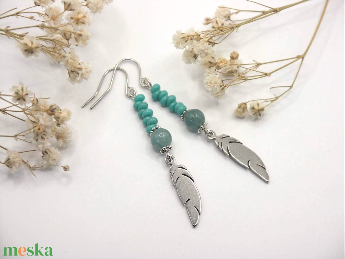 Fülbevaló apró, türkiz színű, magatama gyöngyökből, nemesacél, toll alakú függővel - ékszer - fülbevaló - lógó fülbevaló - Meska.hu