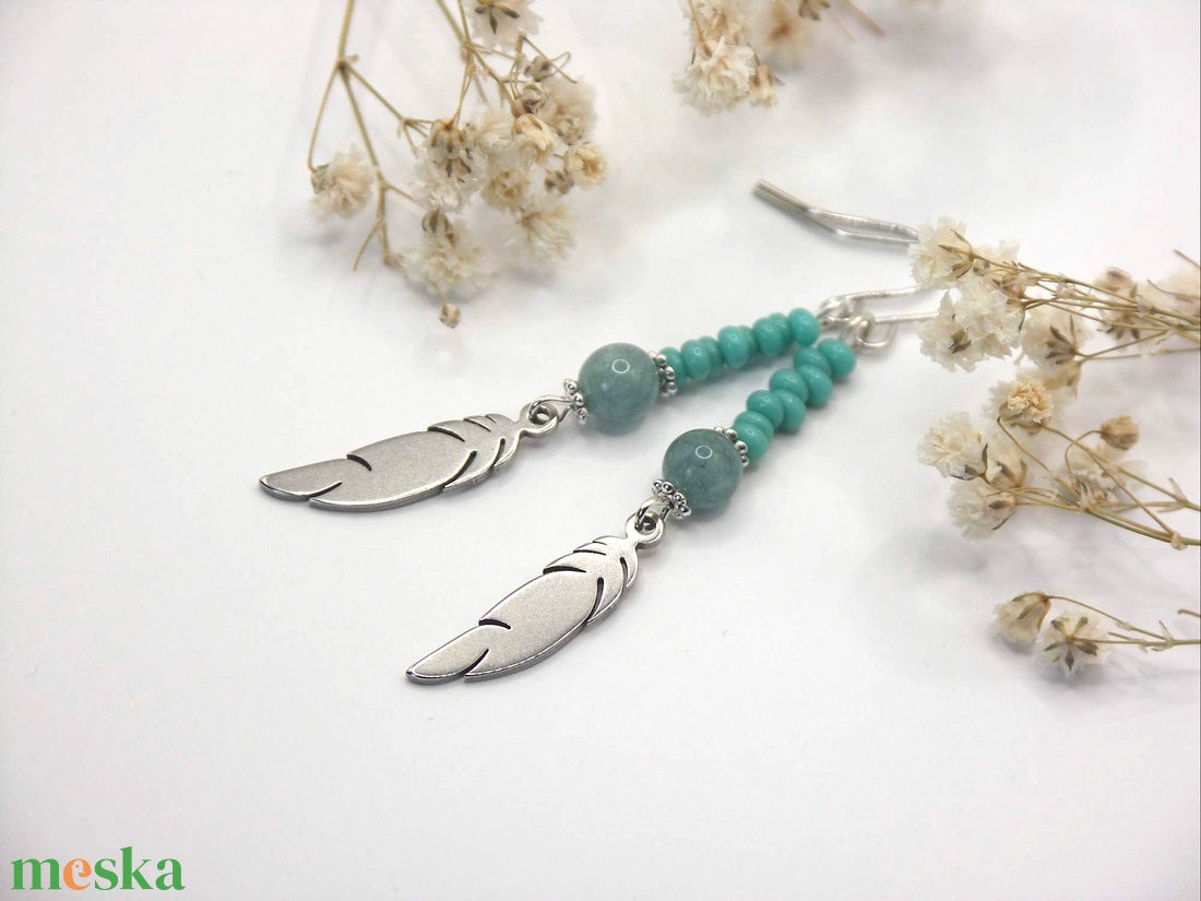 Fülbevaló apró, türkiz színű, magatama gyöngyökből, nemesacél, toll alakú függővel - ékszer - fülbevaló - lógó fülbevaló - Meska.hu