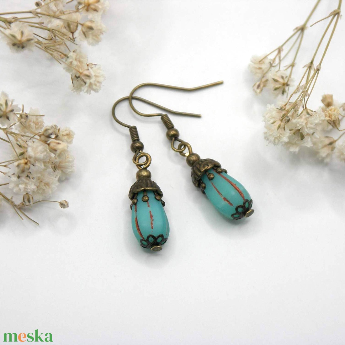 Fülbevaló bronzosan csíkozott, türkiz színű, csepp formájú, cseh üveggyöngyből - ékszer - fülbevaló - lógó fülbevaló - Meska.hu Fülbevaló bronzosan csíkozott, türkiz színű, csepp formájú, cseh üveggyöngyből - ékszer - fülbevaló - lógó fülbevaló - Meska.hu