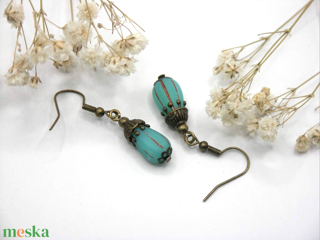 Fülbevaló bronzosan csíkozott, türkiz színű, csepp formájú, cseh üveggyöngyből - ékszer - fülbevaló - lógó fülbevaló - Meska.hu Fülbevaló bronzosan csíkozott, türkiz színű, csepp formájú, cseh üveggyöngyből - ékszer - fülbevaló - lógó fülbevaló - Meska.hu