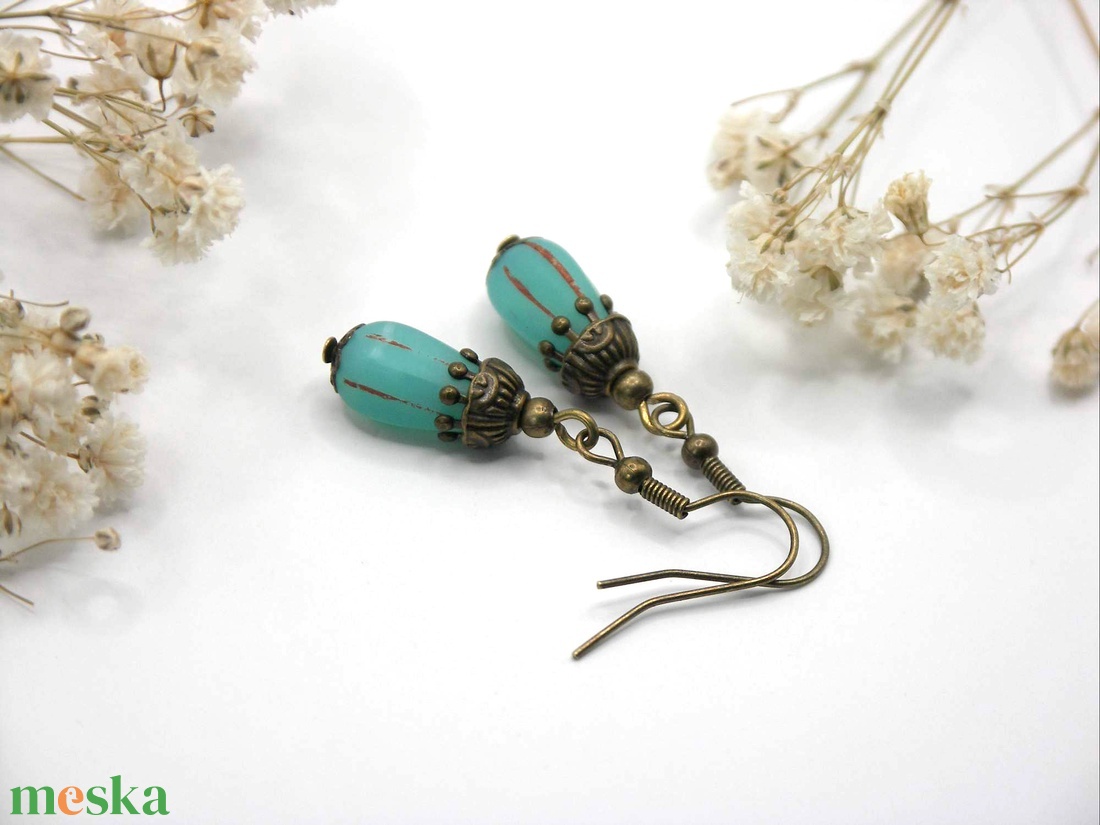 Fülbevaló bronzosan csíkozott, türkiz színű, csepp formájú, cseh üveggyöngyből - ékszer - fülbevaló - lógó fülbevaló - Meska.hu Fülbevaló bronzosan csíkozott, türkiz színű, csepp formájú, cseh üveggyöngyből - ékszer - fülbevaló - lógó fülbevaló - Meska.hu