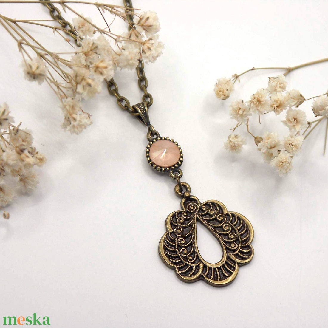 Antik bronz, legyezőt formázó madártoll medál, barackos-kérmes színű Swarovski kristállyal  Ladylike - ékszer - nyaklánc - medálos nyaklánc - Meska.hu