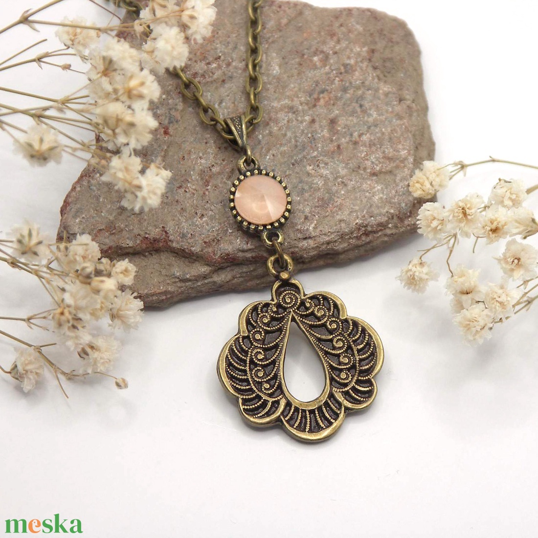 Antik bronz, legyezőt formázó madártoll medál, barackos-kérmes színű Swarovski kristállyal  Ladylike - ékszer - nyaklánc - medálos nyaklánc - Meska.hu