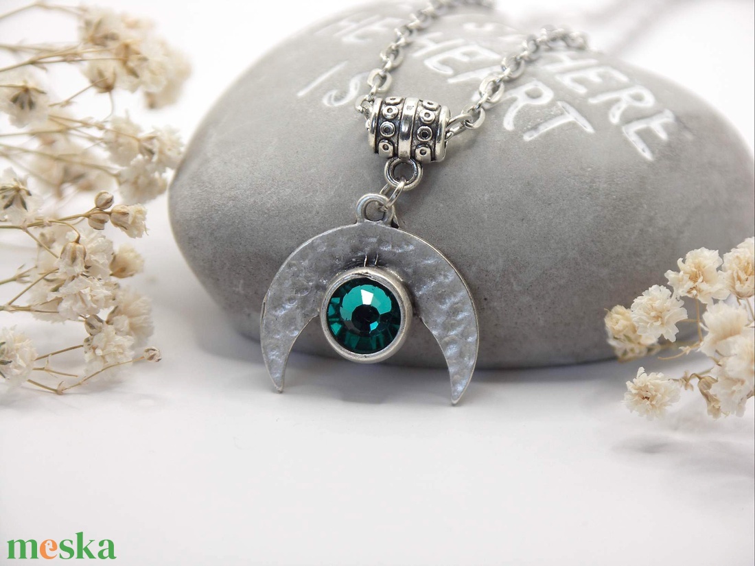 Tengerkék színű, Preciosa kristállyal díszített, félhold alakú medál láncon - Lunetta - ékszer - nyaklánc - medálos nyaklánc - Meska.hu