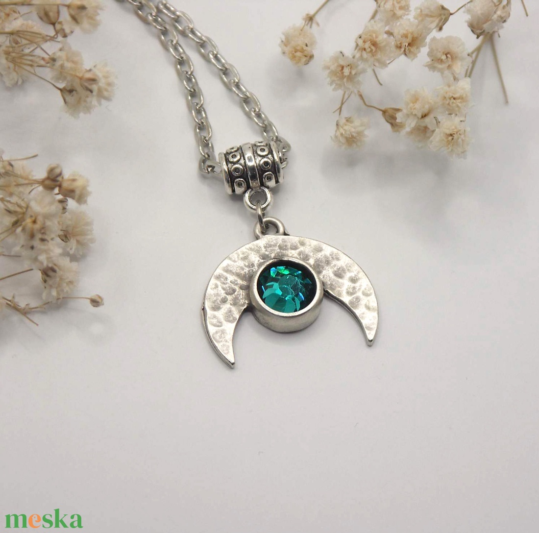 Tengerkék színű, Preciosa kristállyal díszített, félhold alakú medál láncon - Lunetta - ékszer - nyaklánc - medálos nyaklánc - Meska.hu